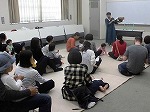 おはなし会の様子（熱田図書館　「ママ・パパといっしょ！みんなのおはなし会」）