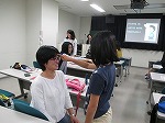 力もちマジック。おでこに指を一本あてるだけ。（東図書館　サイエンス教室「発見！からだのふしぎ」）