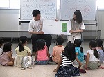 「Dear zoo」の読み聞かせの様子（東図書館　「わくわく英語絵本読み聞かせ会」）