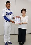 応援メッセージを根尾選手に贈呈する様子（東図書館　「中日ドラゴンズ新人選手を応援しよう！キャンペーン」）