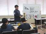 講師による解説の様子（中村図書館「筆文字アートでかいてみよう！」）