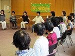 、最後はクールダウンのための呼吸法。（港図書館　「みんなでわらって健康に！笑いヨガ」）