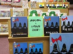 色々な言語の絵本の展示の様子（港図書館「みなと図書館世界のあそびば」）