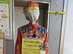 玄関に展示したかかしの写真（港図書館「みなと図書館スタンプラリーでビンゴをめざせ」）