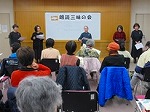 朗読の様子（港図書館「朗読三昧の会」）