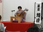 筑前琵琶を演奏する様子（「瑞穂図書館寄席」）