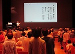 歌に関する説明の様子（中川図書館　「中川歌声セミナー～なつかしの名歌を楽しもう」」）"