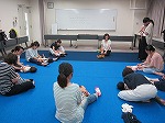 こちょこちょ遊びの様子（中川図書館　「わらべうたの会」）