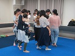 身体を動かすわらべうたの様子（中川図書館　「わらべうたの会」）"