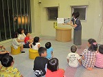 おはなし会の様子（「中川図書館で夕涼み」）"