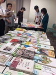 寄った本を紹介し合う様子（港図書館「みなと図書館ここにもライブラリーinららぽーと」）