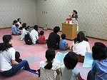 おうちから出てくる動物たちにみなさんくぎづけですく実験中。（天白図書館　「てるばーばの英語でおはなし会」）