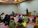 おはなし会の様子（天白図書館　「てるばーばの英語でおはなし会」）