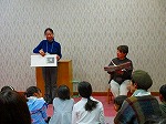 おはなし会の様子（天白図書館　「てるばーばの英語でおはなし会」）