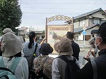 ガイドの説明を聞く様子(山田図書館「中小田井史跡ウォーク」)
