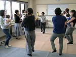 「わらべうた」をうたう様子（富田図書館　「親子で楽しむわらべうた講座」）