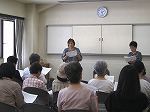 音読の様子（富田図書館　「声に出して読む源氏物語」）