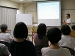 講義の様子（富田図書館　「図書館で体を動かして便活をしよう！」）