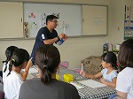 説明の様子（富田図書館「うちわに夏を書いてみよう！」）