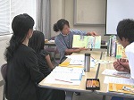 読み聞かせの様子（富田図書館「ジュニア向け認知症サポーター養成講座」）