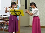 フルート演奏の様子（富田図書館「夏の図書館まつり」）"