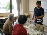 講師の説明の様子（富田図書館「筆文字アート教室」）