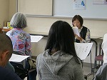 音読の様子（富田図書館　「声に出して古典を読もう」）"