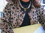 出来上がったビーズのネックレスを首にかけた写真（富田図書館「はじめての手作りビーズ教室」）"