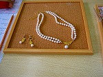 出来上がったビーズアクセサリーの写真（富田図書館「はじめての手作りビーズ教室」）"