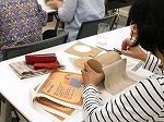 工作をする手元の様子（徳重図書館　「おとなの工作教室」）"