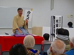 落語の様子（徳重図書館　「徳重図書館寄席」）