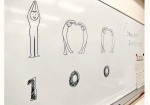 ホワイトボードに100と描かれている写真