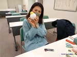 完成した布のおもちゃ「たまごからひよこ」を持っている写真