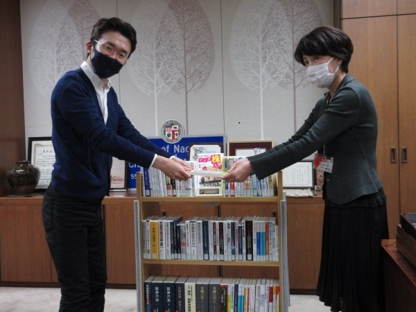 鶴舞中央図書館図書館「なごやほんでキフ倶楽部」感謝状の贈呈式の写真