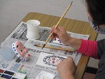 中村図書館「絵手紙の世界　年賀状編」色を付けしている写真