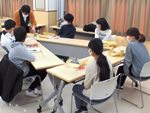 緑図書館「司書のお仕事体験会」装備体験の写真