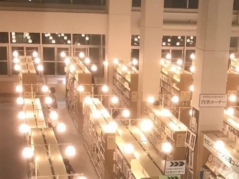 「中川図書館で夕涼み！」館内の様子の写真