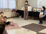 楠図書館「子どもと本の講座－小さい子と楽しむ絵本とあそび－」の写真1