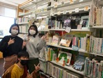 徳重図書館「大学生が選ぶティーンズの棚」の写真2