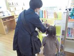 緑・徳重図書館 緑区歯科医師会寄贈図書贈呈式の写真3