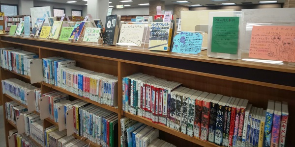 鶴舞中央図書館「高校生POP展」の写真