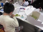 港図書館「ケーキ箱のお部屋づくり」の写真1