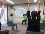 中川図書館「図書館で健康体操!」の写真1