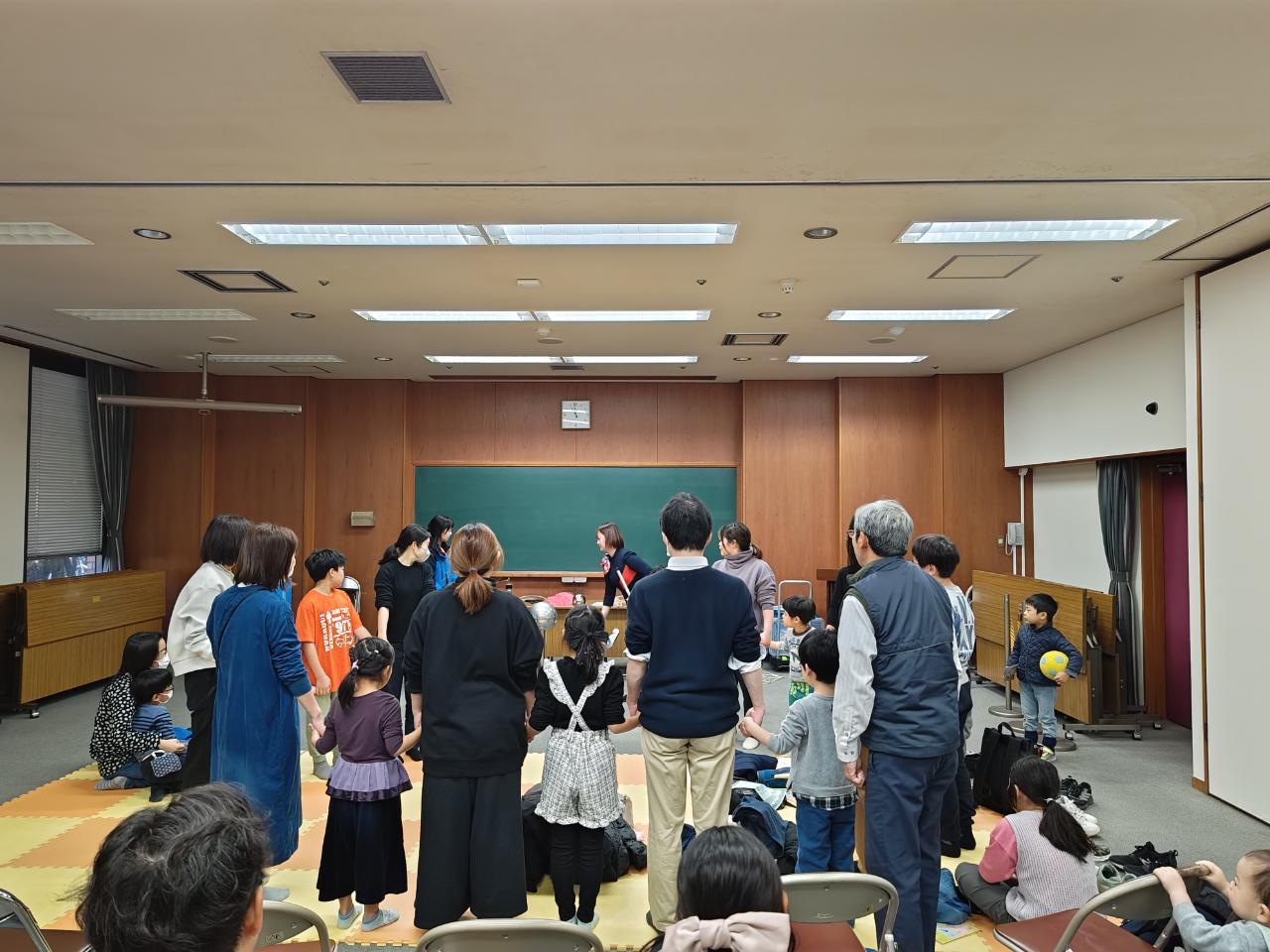 鶴舞中央図書館でんきの科学館出前実験教室「でんきのはなしと静電気」の写真2
