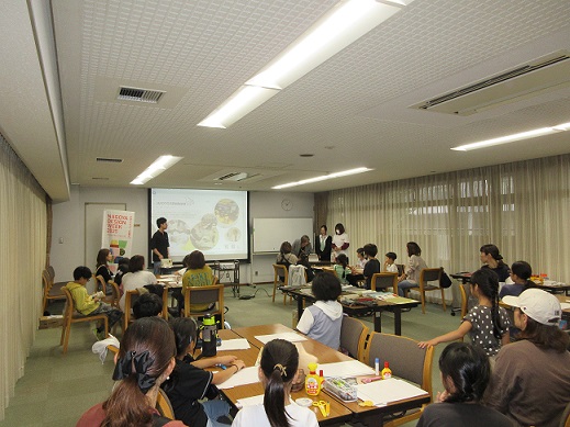 西図書館「Let's！インテリア ワークショップ「ケーキ箱のお部屋づくり」」の写真1