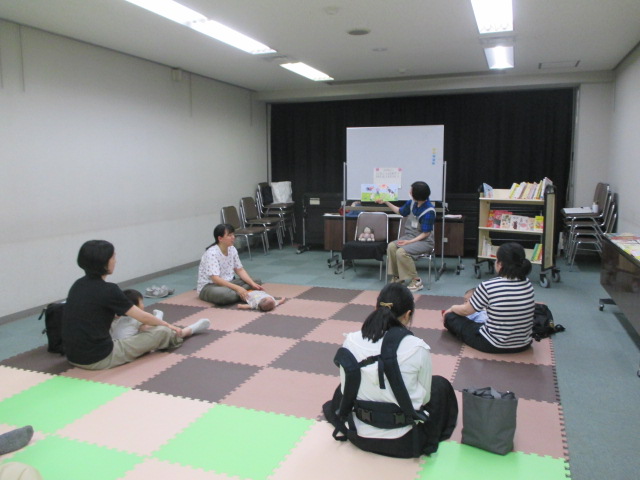 南図書館子どもと本の講座「絵本とわらべうた第1回」の写真1