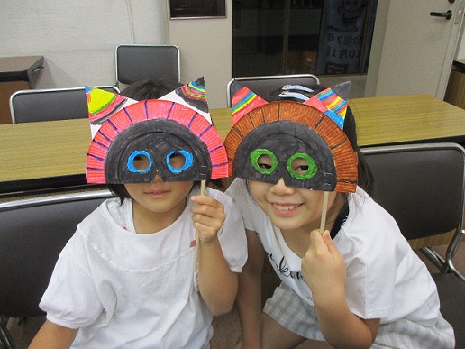 中村図書館「紙皿でハロウィンの仮面をつくろう!」の写真3
