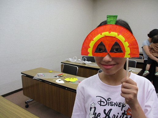 中村図書館「紙皿でハロウィンの仮面をつくろう!」の写真4