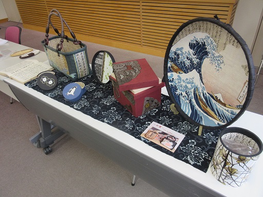 港図書館ワークショップ「一閑張りの小物入れ作り」の写真1