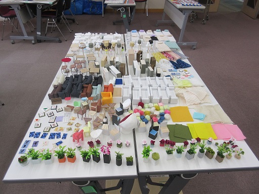 港図書館Let's インテリアワークショップ「ケーキ箱のお部屋づくり」の写真1